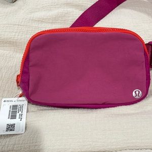 Lululemon everywhere beltbag